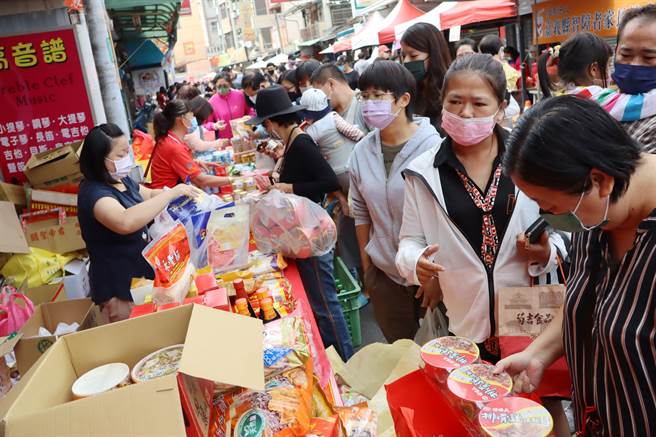 去年因疫情停办的「水上乡社区爱心嘉年华」今登场，受疫情影响，今年摊位减少，但人潮依旧踊跃。（吕妍庭摄）