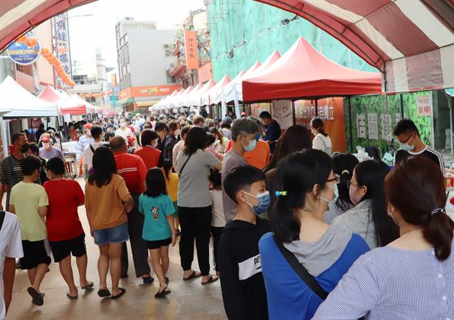 去年因疫情停办的「水上乡社区爱心嘉年华」今登场，受疫情影响，今年摊位减少，但人潮依旧踊跃。（吕妍庭摄）