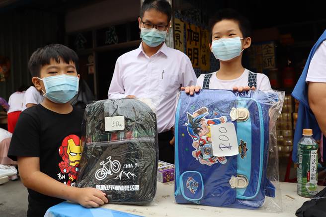 去年因疫情停办的「水上乡社区爱心嘉年华」今重磅回归，大人小孩都热情参与。（吕妍庭摄）