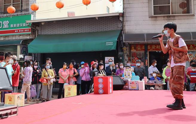 市区街道会场共设大小3个舞台，供民眾走动观看、打赏做爱心。（吕妍庭摄）