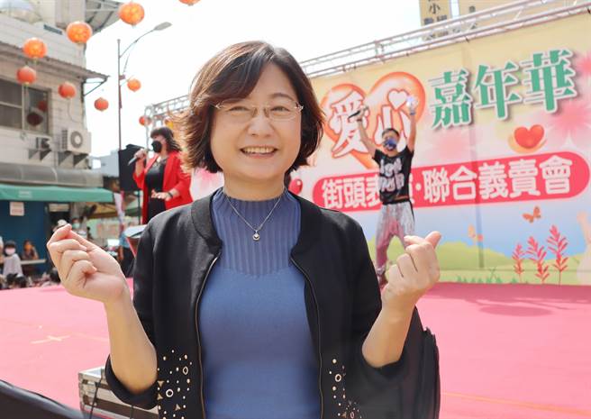 嘉义县水上乡化妆品百货老板娘林怡菁，发起爱心义卖10多年，目前「水上乡社区爱心嘉年华」已是当地最大民间义卖活动。（吕妍庭摄）