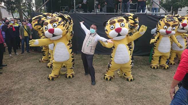 台南市长黄伟哲与装扮的萌老虎一起从观眾席后方进场。（程炳璋摄）