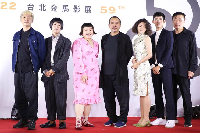 张作骥（中）率领剧组演员、制作人出席金马星光首映。（陈俊吉摄）