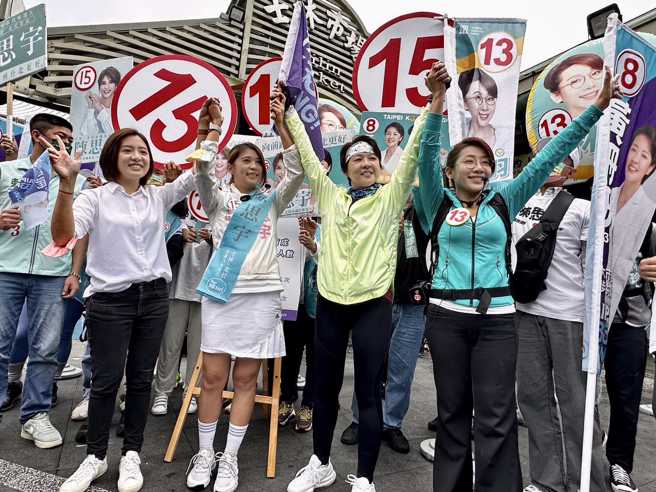 无党籍台北市长候选人黄珊珊（右二）今（6）日到台北12个行政区，细数任内的各项建设。图为黄珊珊到士林市场，与民眾党台北市议员候选人黄静莹（左一）、陈思宇（左二）、林珍羽（右一）一起加油打气。（取自黄珊珊脸书）