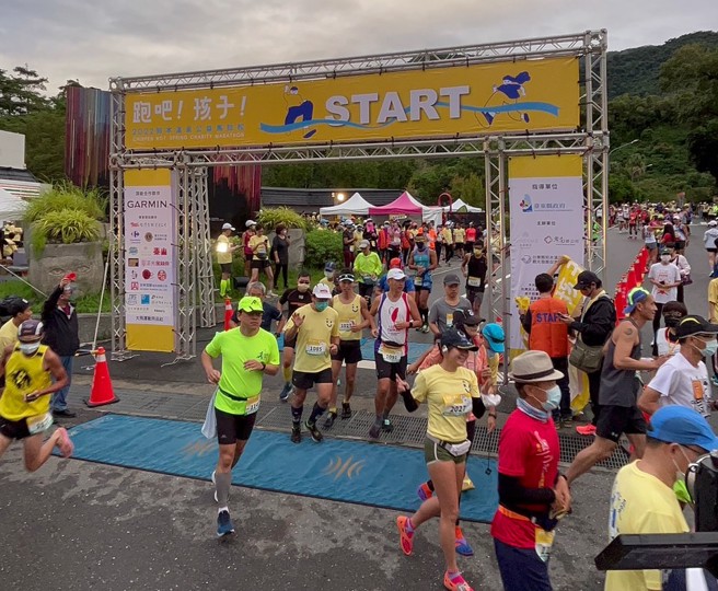 知本溫泉公益馬拉松現場有超過1500名熱情民眾參與。（大會提供）