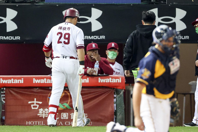 中职总冠军战G2中信兄弟VS乐天桃猿。乐天桃猿陈俊秀手伤退场。（陈麒全摄）