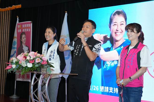 南投县副议长潘一全（中），号召体育界力挺许淑华。（许淑华服务处提供／廖志晃南投传真）