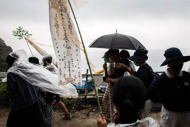 「年度最佳新聞照片」的翁睿坤以詩意的手法，拍攝台鐵太魯閣號行經花蓮大清水隧道時，因撞擊侵入路線的工程車出軌，造成大死傷，隔日家屬赴現場招魂的畫面。（主辦單位提供）