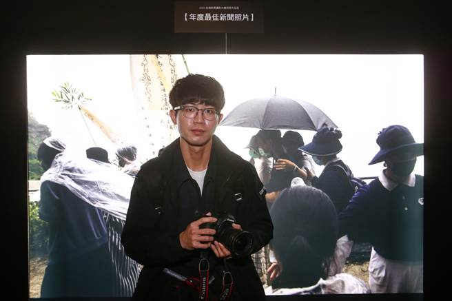 「年度最佳新聞照片」的翁睿坤以詩意的手法，拍攝台鐵太魯閣號行經花蓮大清水隧道時，因撞擊侵入路線的工程車出軌，造成大死傷，隔日家屬赴現場招魂的畫面。（鄧博仁攝）