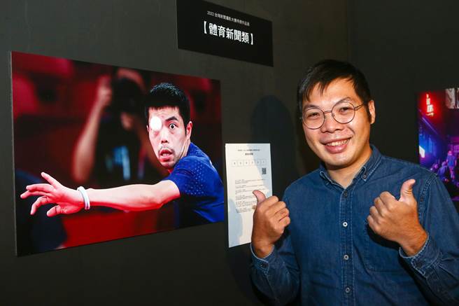 獲得台灣新聞攝影大賽體育類第一名的余承翰（右）以一張在東京奧運桌球國手莊智淵奮力應戰的畫面獲得評審青睞。（鄧博仁攝）