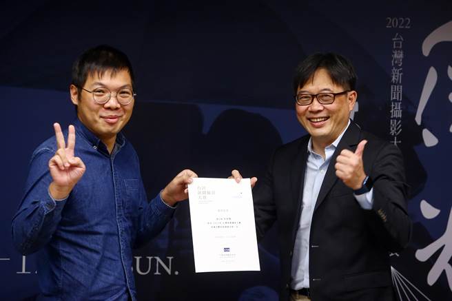 獲得台灣新聞攝影大賽體育類第一名的余承翰（左）以一張在東京奧運桌球國手莊智淵奮力應戰的畫面獲得評審青睞。余承翰6日出席領獎，從中國信託公關部部長王韋凱（右）手中接下獎狀。（鄧博仁攝）