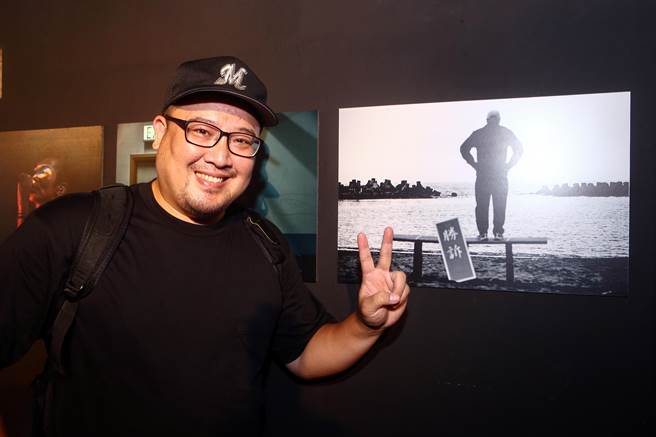 獲得台灣新聞肖像類第一名的林韋言（左）以一張《勝訴》作品，獲得評審青睞。（鄧博仁攝）