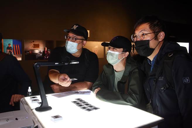 2022台灣新聞攝影大賽得獎作品展，共展出150件得獎作品，展期從11月8日到12月25日於文總一樓城南空間NO.1展出。主辦單位在會場將系列照片得獎作品做成幻燈片，讓觀者可以投影在牆上觀看。（鄧博仁攝）