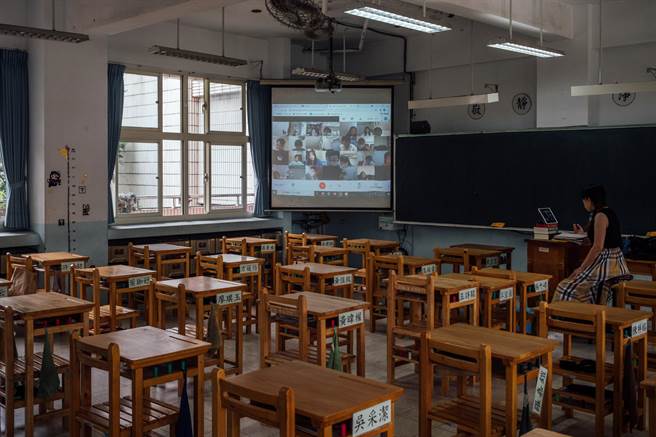 余志偉以一張拍攝疫情期間，任課老師以視訊方式上課，留下空蕩蕩的教室，此畫面獲得一般新聞類第一名。（主辦單位提供）