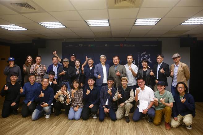 2022年「台灣新聞攝影大賽」的頒獎典禮6日舉行，典禮結束後，得獎者與評審委員合影留念。（鄧博仁攝）