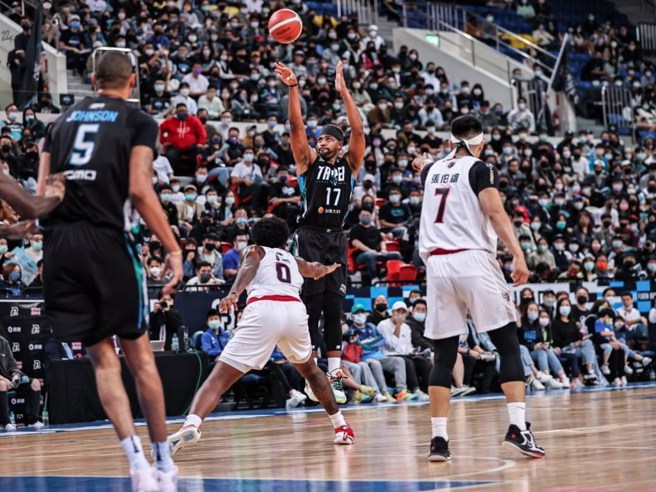 辛特力(中)今天攻下生涯新高42分。(富邦勇士提供)