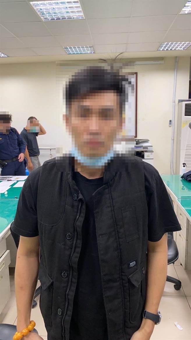 稍早被警方锁定的一名37岁蔡姓男子，因自知难逃，主动在今天下午4时前往桃园警分局埔子所投案。（警方提供／李奇叡新北传真）