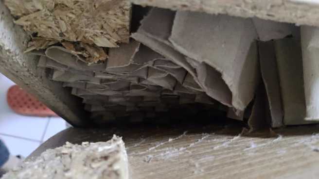 一名网友表示买到不耐用的IKEA桌子，翻开才发现是纸糊的。（翻摄自爆怨公社脸书）