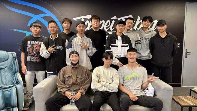 侨光行流全队今天前往富邦勇士主场VIP包厢观战。(富邦人寿提供)