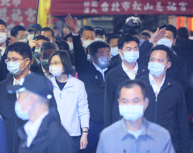 蔡英文总统（左二）5日晚间出席在台北市松山慈宫佑前广场举办的「阿中庙口开讲」活动，与民进党台北市长候选人陈时中（中）向支持者挥手致意。（张铠乙摄）