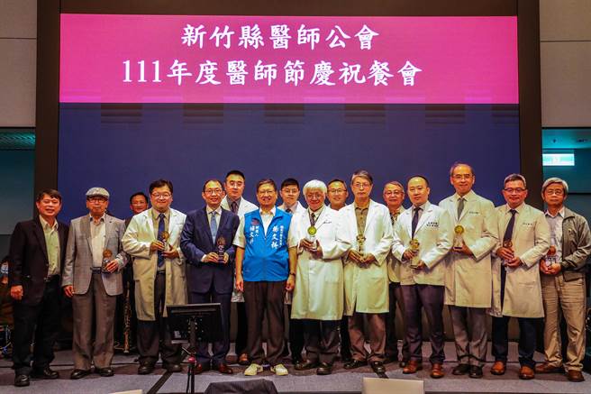 縣長楊文科（前排左五）頒發防疫貢獻獎給各醫療院所。（新竹縣政府提供／羅浚濱新竹傳真）