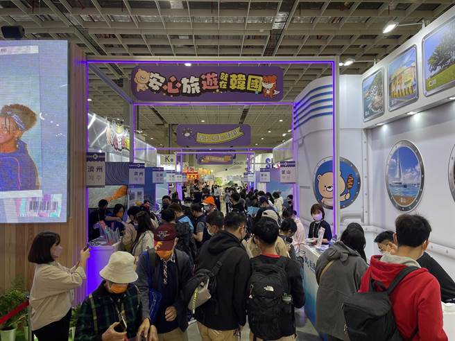 「2022 台北国际旅展」今(6)日进入第3天，韩国旅游相关摊位涌入许多民眾。 (韩国观光公社提供)