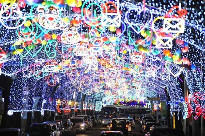 2023年华川鳟鱼冰雕节浪漫仙灯街，气氛梦幻。(东南旅行社提供)