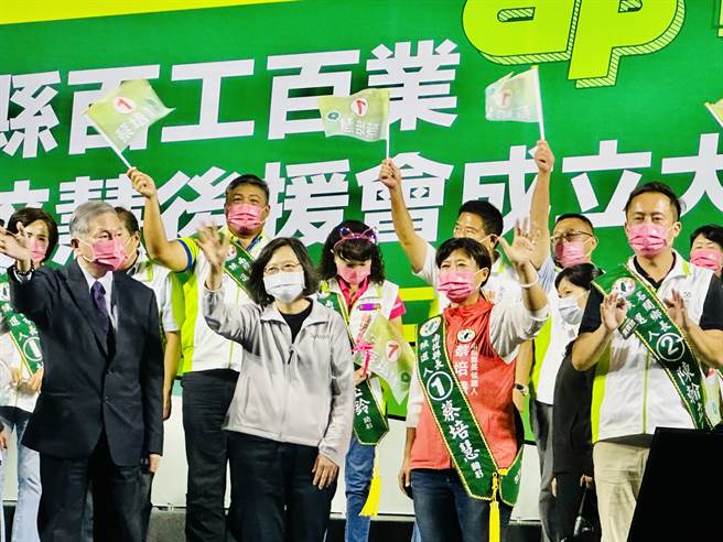 蔡英文总统（左二），力挺南投县长候选人蔡培慧（右二）。（廖志晃摄）