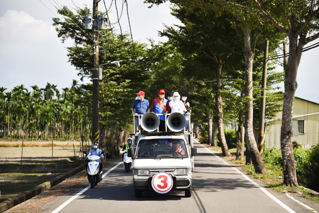 国民党高雄市长候选人柯志恩今天上午，在前高雄市副市长李四川及高雄市议员候选人林义迪陪同下，在旗美地区展开车队扫街。（林雅惠摄）

