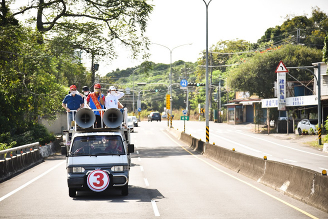 国民党高雄市长候选人柯志恩今天上午，在前高雄市副市长李四川及高雄市议员候选人林义迪陪同下，在旗美地区展开车队扫街。（林雅惠摄）

