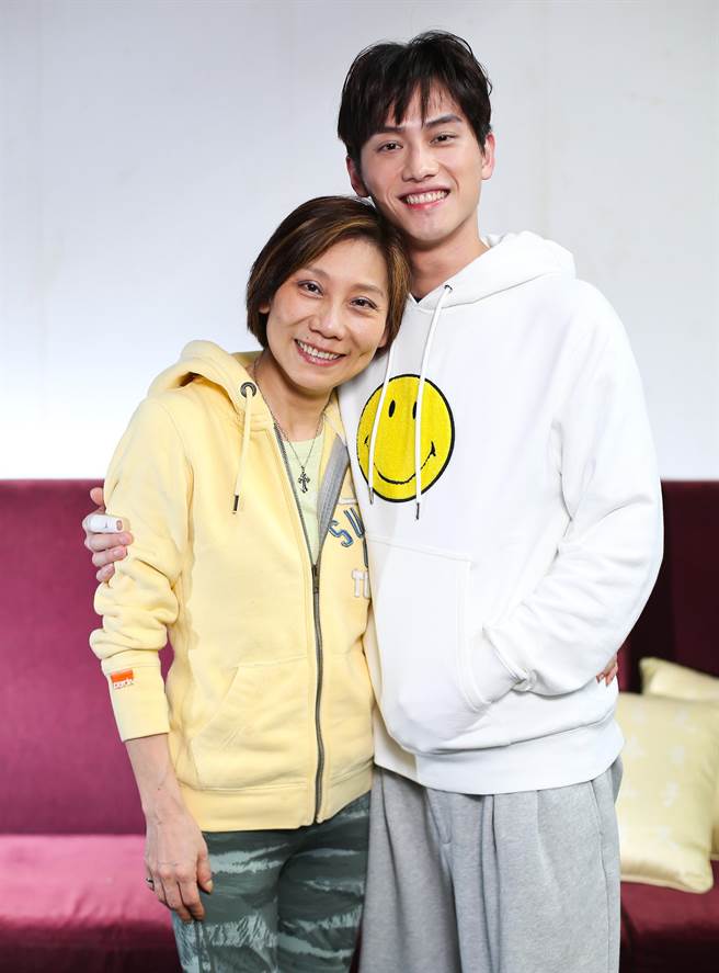 范少勳（右）開心圓夢和乾媽郎祖筠一起演出舞台劇《魔法阿媽》。（陳俊吉攝）