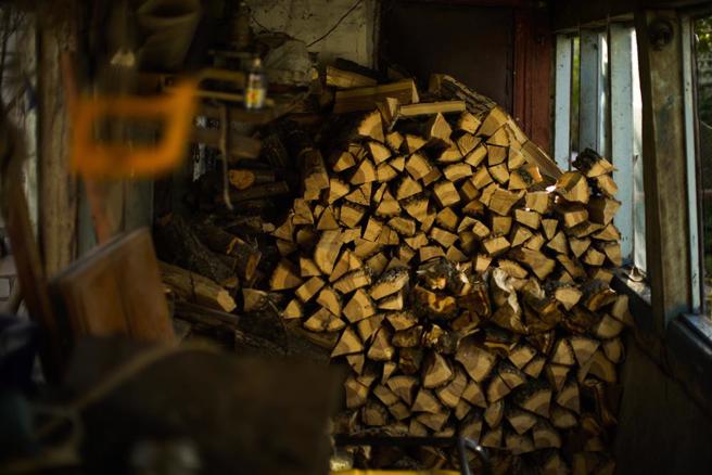今年歐洲天然氣短缺，許多歐洲國家人民以柴火取暖。(圖/美聯社)