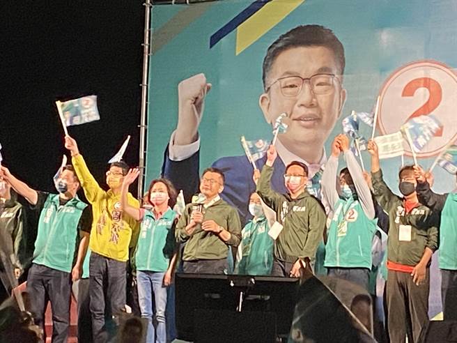 民进党台中市长候选人蔡其昌6日晚间在台中深绿地盘神岗北庄夜市举办「行动派造势晚会」，他也压轴发表演说。（张妍溱摄）