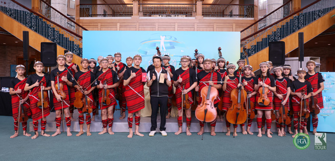 台中慈善菁英公开赛赛前记者会上，东兴国际董事长马仓国颁发奖学金给南投亲爱爱乐弦乐团。（TPGA提供）