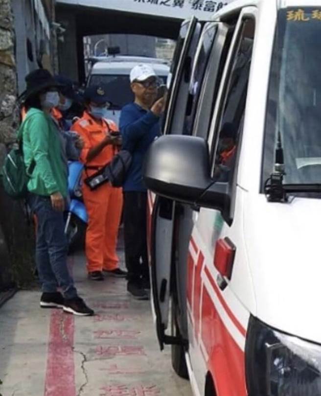 小琉球鞭炮傷人，女遊客腳趾骨折，在網路引發熱烈討論。(翻攝畫面)