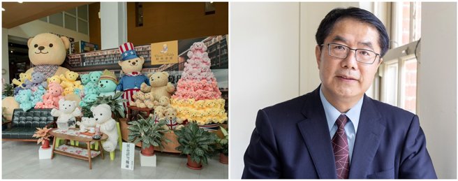 2022經典泰迪熊裝置展即日起至12月11日在新營文化中心1樓兒童閱覽室登場，台南市長黃偉哲(右圖)表示，快來跟你的熊麻吉合照吧。(摘自黃偉哲粉專)