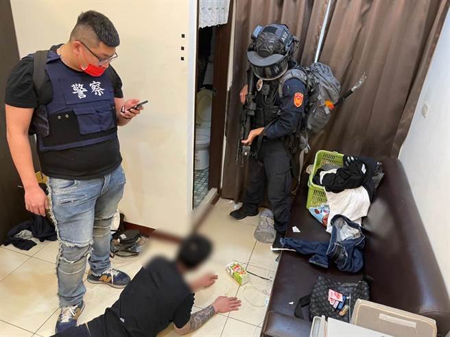 龟山警方破获以「飞虎帮」洪嫌为首的犯罪集团，查扣大批不法枪械及枪枝半成品、改造工具和毒品。(翻摄照片／蔡依珍桃园传真)