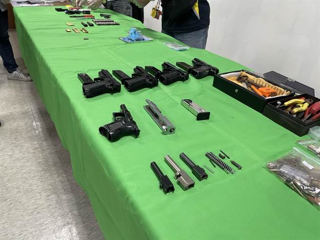 龟山警方破获以「飞虎帮」洪嫌为首的犯罪集团，查扣大批不法枪械及枪枝半成品、改造工具和毒品。(翻摄照片／蔡依珍桃园传真)