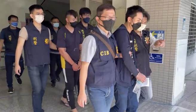 龟山警方破获以「飞虎帮」洪嫌为首的犯罪集团，查扣大批不法枪械及枪枝半成品、改造工具和毒品。(翻摄照片／蔡依珍桃园传真)