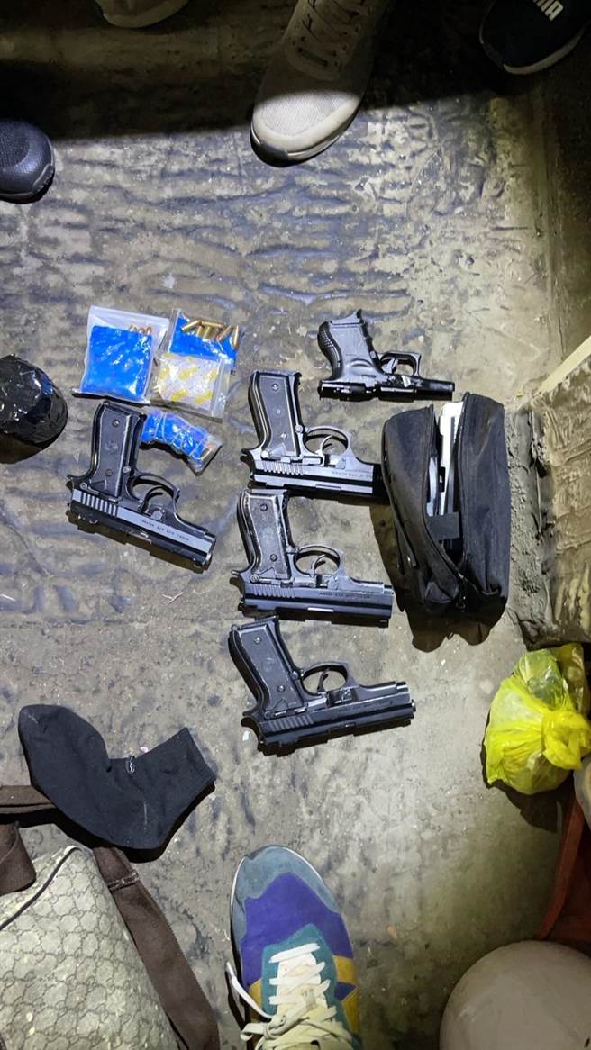 龟山警方破获以「飞虎帮」洪嫌为首的犯罪集团，查扣大批不法枪械及枪枝半成品、改造工具和毒品。(翻摄照片／蔡依珍桃园传真)