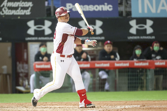 中职总冠军战G2中信兄弟VS乐天桃猿。乐天桃猿陈俊秀手伤退场。（陈麒全摄）