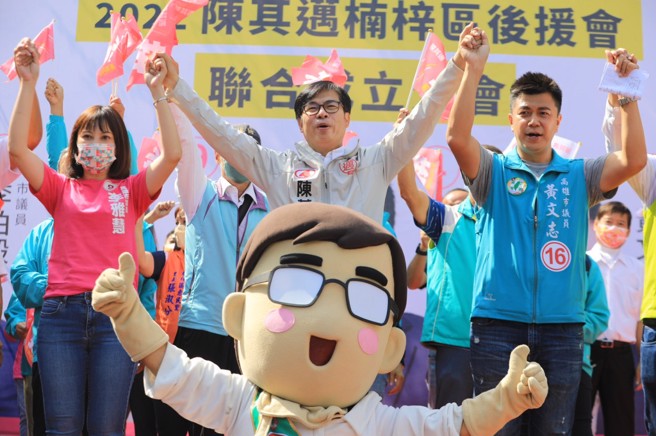 高雄市長陳其邁和Q版人偶「陳小邁」終於合體了！陳其邁說，才知道「陳小邁」人氣也很高。(摘自陳其邁粉專)