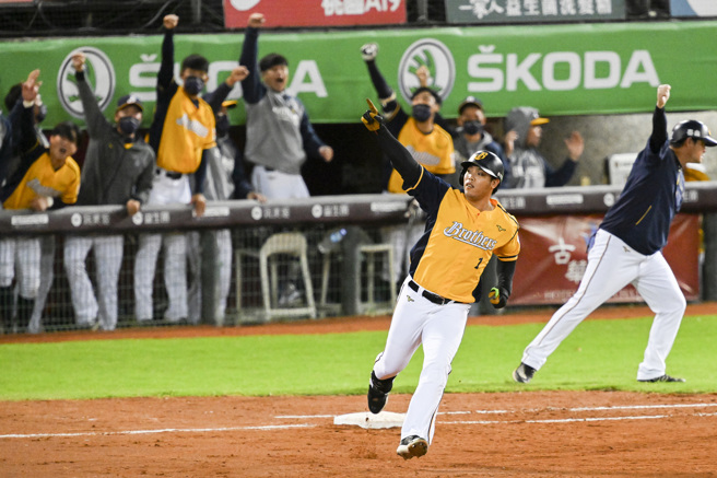 中信兄弟陈子豪3局上敲出逆转3分炮。（陈麒全摄）