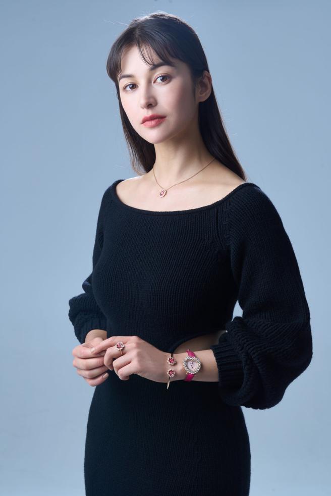 夏朧在新戲《仙女姐姐來我家》飾演迷糊仙女，其實是企業管理碩士的學霸，佩戴蕭邦Precious Lace系列花朵風珠寶，更添知性美。（JOJ PHOTO攝，服裝提供／CHLOE）