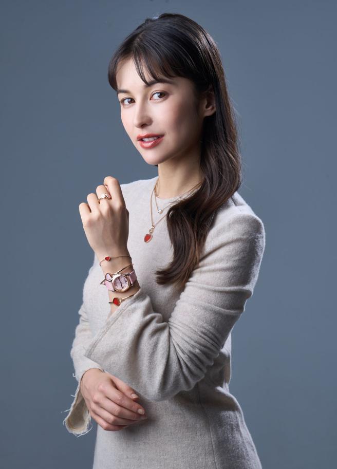 夏朧在戲中飾演白富美或仙女，其實勤儉耐操肯吃苦，佩戴蕭邦Happy Hearts系列愛心珠寶，氣質高雅。（JOJ PHOTO攝，服裝提供／CHLOE）