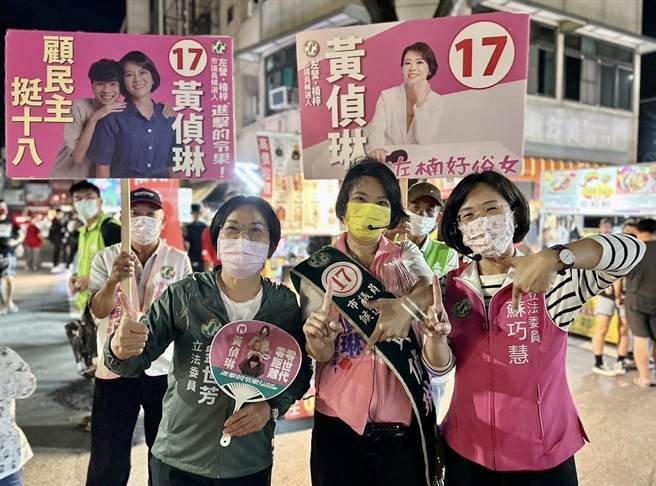 立委苏巧慧（右）、刘世芳（左）今（6）日晚间陪同民进党高市左楠区议员候选人黄侦琳（中），前往楠梓火车站前的楠都夜市「迺夜市」，把握最后时间与选民拜票。（柯宗纬翻摄）