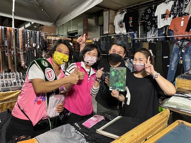 立委苏巧慧（左二）陪同民进党高市左楠区议员候选人黄侦琳（左）扫街，也碰到热情的服饰小店家要求签名，因为在记录事情的夹板上，已经有了行政院长苏贞昌的签名，苏巧慧签完名打趣的说，「在高雄逛个夜市也可以看到我爸爸」。（柯宗纬翻摄）