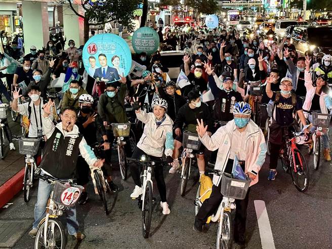 無黨籍北市長候選人黃珊珊今天成立自行車隊「偉大市民向前騎」，共騎乘15小時，台北市長柯文哲晚間趕至加入活動一同騎乘。（摘自黃珊珊臉書）