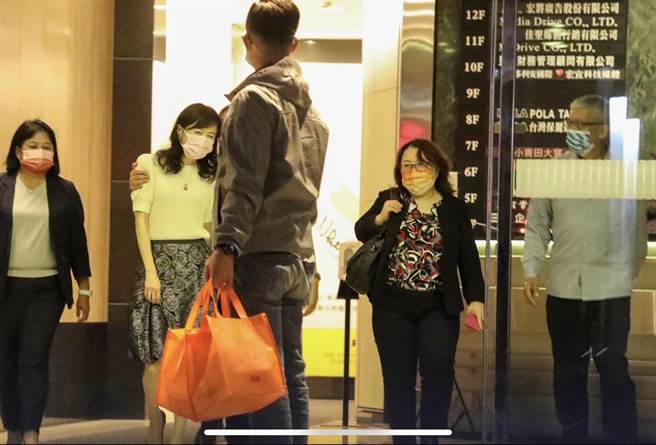 徐巧芯秀出陈时中搂住已婚女性的照片。（摘自徐巧芯脸书）