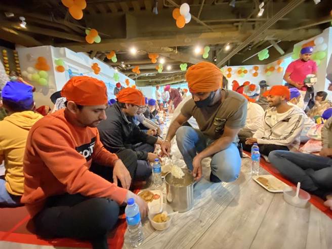 第三届锡克教「慈善厨房」（Langar），数百名参加者不分种族、宗教、性别、地位与国籍，轮流席地而坐，享用免费的圣餐。（世界宗教博物馆提供／李奇叡新北传真）
